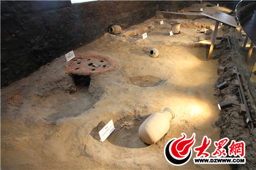 館內(nèi)現(xiàn)有藏品850余件，全面展現(xiàn)了東夷文化的輝煌成就與發(fā)展脈絡(luò)