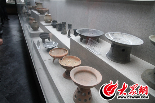 東夷文化博物館館內(nèi)現(xiàn)有藏品850余件，品類豐富，特色突出