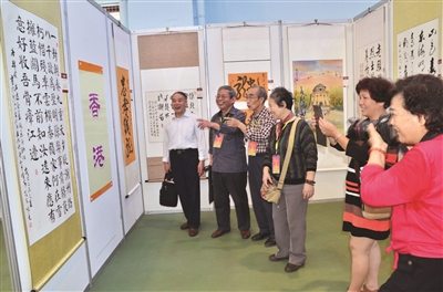 書畫攝影愛好者賞評(píng)海峽兩岸老年書畫交流會(huì)參展作品 （記者 張偉斌 攝）