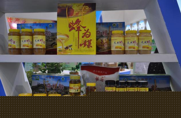 陽泉市委副書記王旭明視察農(nóng)博會陽泉展廳