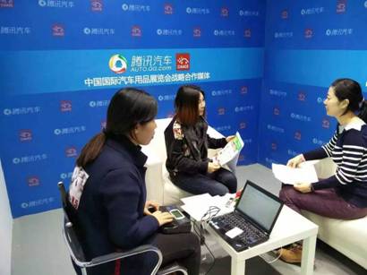 展會(huì)進(jìn)行當(dāng)中，貝適寶創(chuàng)始人之一的張冉冉女士在百忙之中也接受了騰訊汽車記者的專訪，暢談未來兒童安全座椅行業(yè)的發(fā)展趨勢(shì)，兒童安全座椅產(chǎn)品的功能期望以及自家智能座椅產(chǎn)品的一些細(xì)節(jié)。同時(shí)以一個(gè)孩子母親的角度也呼吁國(guó)內(nèi)兒童出行安全體系能夠盡快得以完善，為寶寶的出行安全營(yíng)造一個(gè)良好社會(huì)氛圍，她表示，隨著國(guó)內(nèi)家庭汽車保有量的逐年增長(zhǎng)，提升國(guó)內(nèi)父母的兒童出行安全意識(shí)現(xiàn)如今已經(jīng)迫在眉睫。