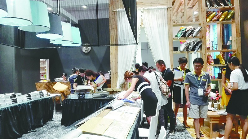 作為國內(nèi)領(lǐng)先的中高端生活用品市場專業(yè)展會——中國（上海）國際時(shí)尚家居用品展覽會（簡稱“上海時(shí)尚家居展”）今年邁入第十個(gè)年頭，將于9月20日～22日在上海新國際博覽中心舉行。上一屆展會參展商數(shù)量創(chuàng)歷史紀(jì)錄，共吸引來自14個(gè)國家和地區(qū)的379家參展企業(yè)參展。上海時(shí)尚家居展作為國內(nèi)家居及生活用品行業(yè)久富盛名的品牌盛會，來自國內(nèi)外的知名行業(yè)巨頭均紛紛確定本屆繼續(xù)參展。