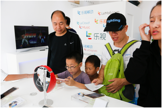 中網(wǎng)正賽樂視自拍角閃耀球場 首日樂視展廳火爆(圖2)