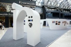 宋佳、吳秀波出席“湖畔in記”展覽開幕式